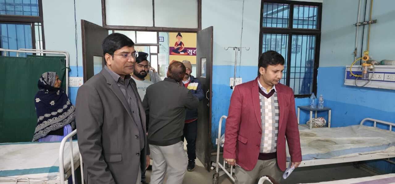 एसडीएम के निरीक्षण में अनुमंडलीय अस्पताल की खुली पोल, ड्यूटी से गायब मिले चिकित्सक व कर्मी