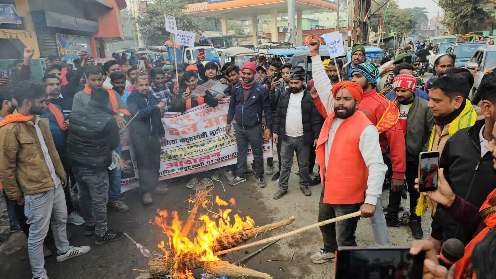 बांग्लादेश के पीएम का फूंका पुतला