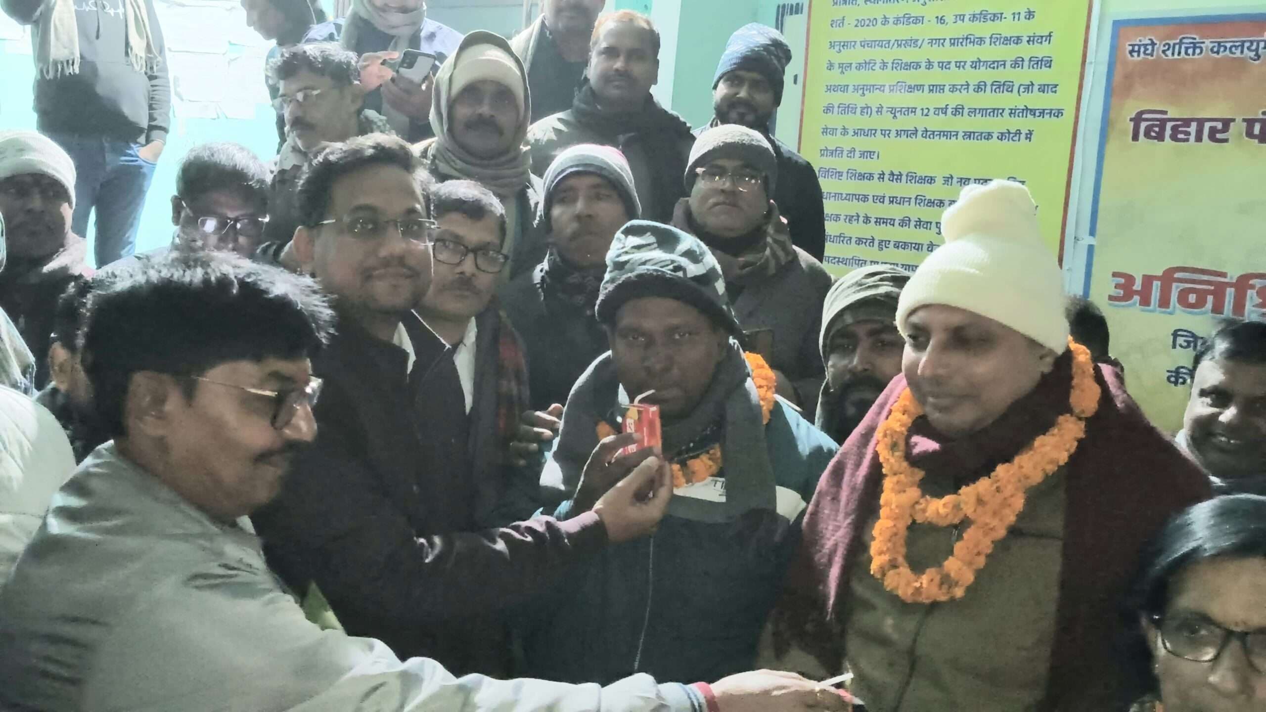 Samastipur News:शिक्षा भवन में ताला बंद कर अनशन पर बैठे शिक्षक