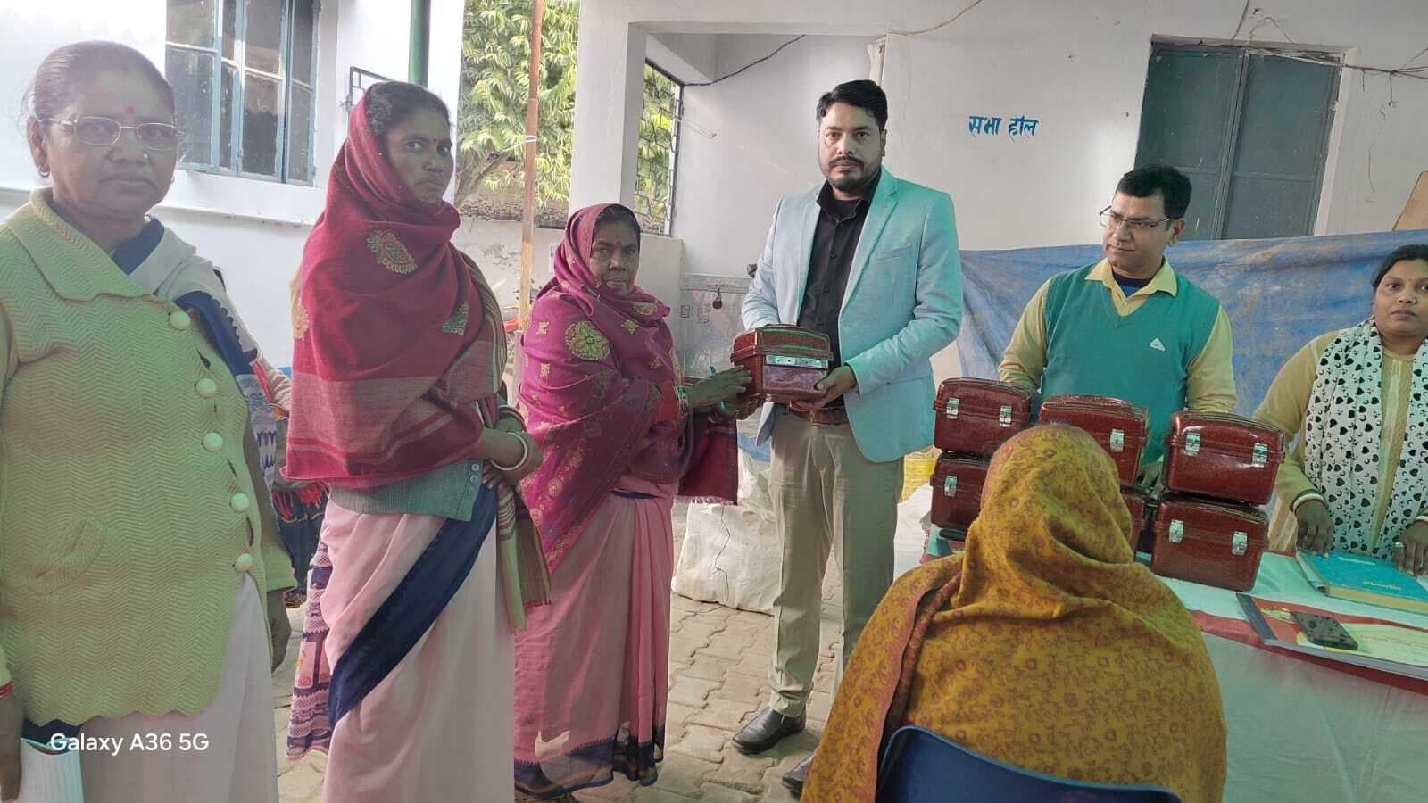 आशा कर्मियों के बीच सामग्री का किया वितरण