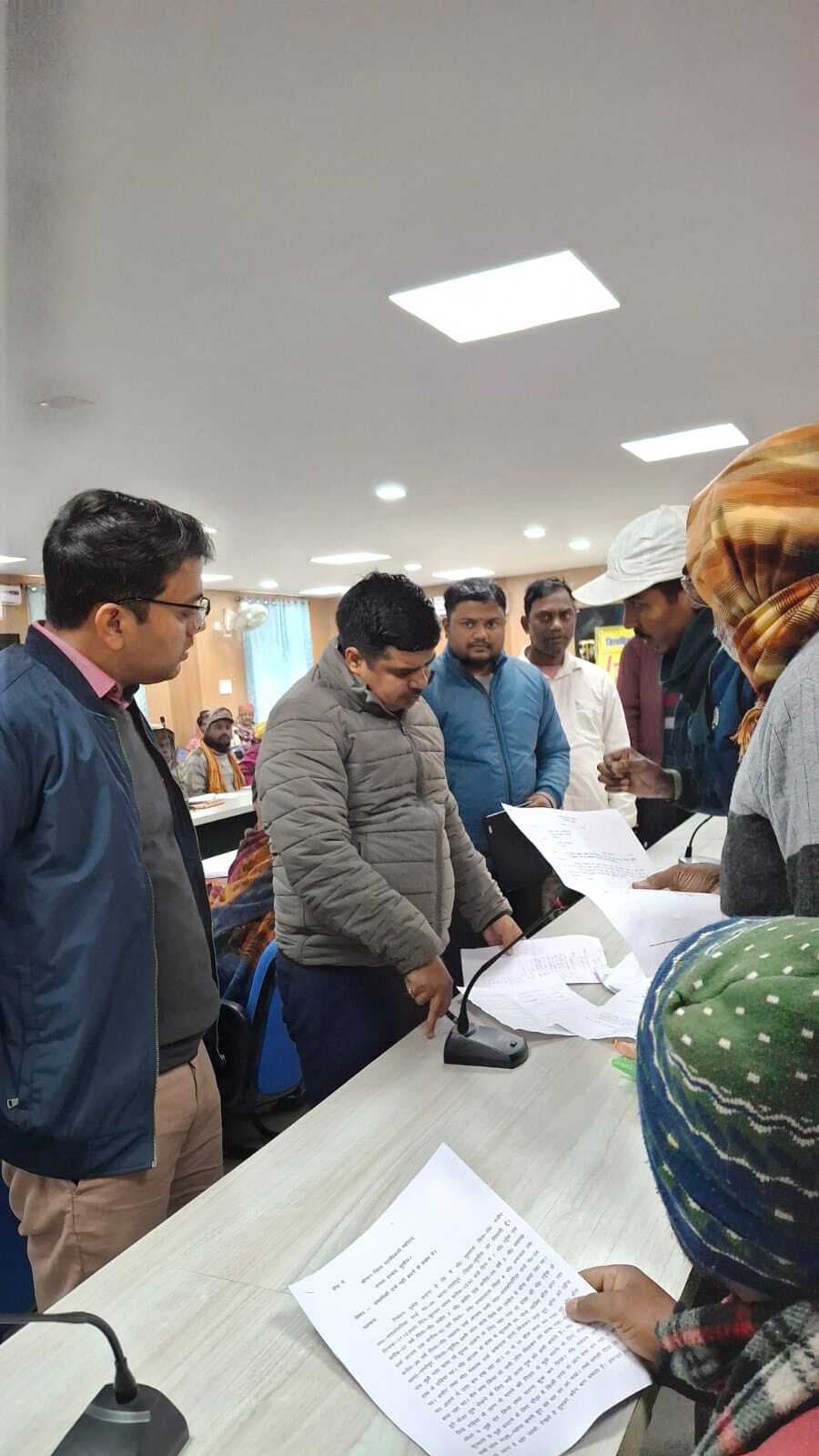 जनता दरबार में डीएम ने 23 फरियादियों की सुनी फरियाद