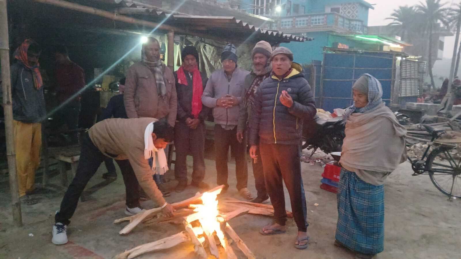 युवा कांग्रेस नेता ने की सार्वजनिक स्थानों पर अलाव की व्यवस्था