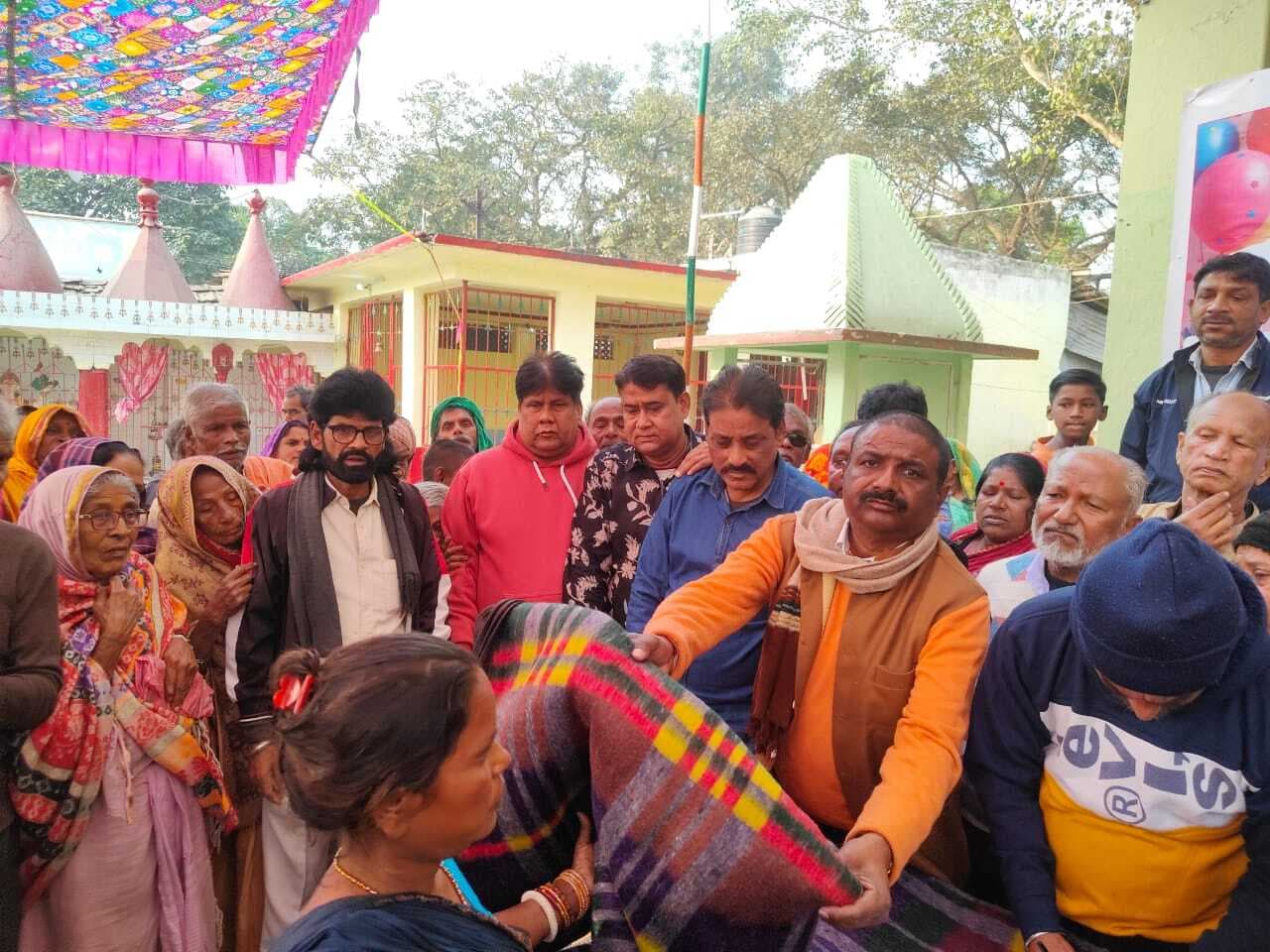 पूर्णिया सांसद के जन्मदिवस पर गरीब निःसहाय के बीच कंबल बांटा