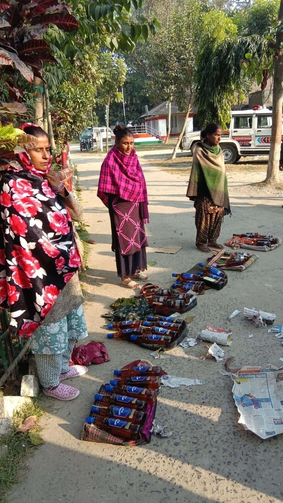 35 बोतल शराब के साथ तीन महिला गिरफ्तार