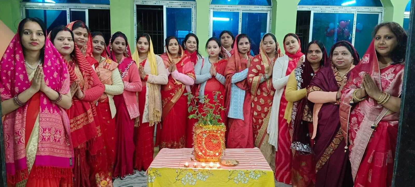 तुलसी पूजा दिवस पर केसरवानी ठाकुरबाड़ी में हुआ सामूहिक पूजन