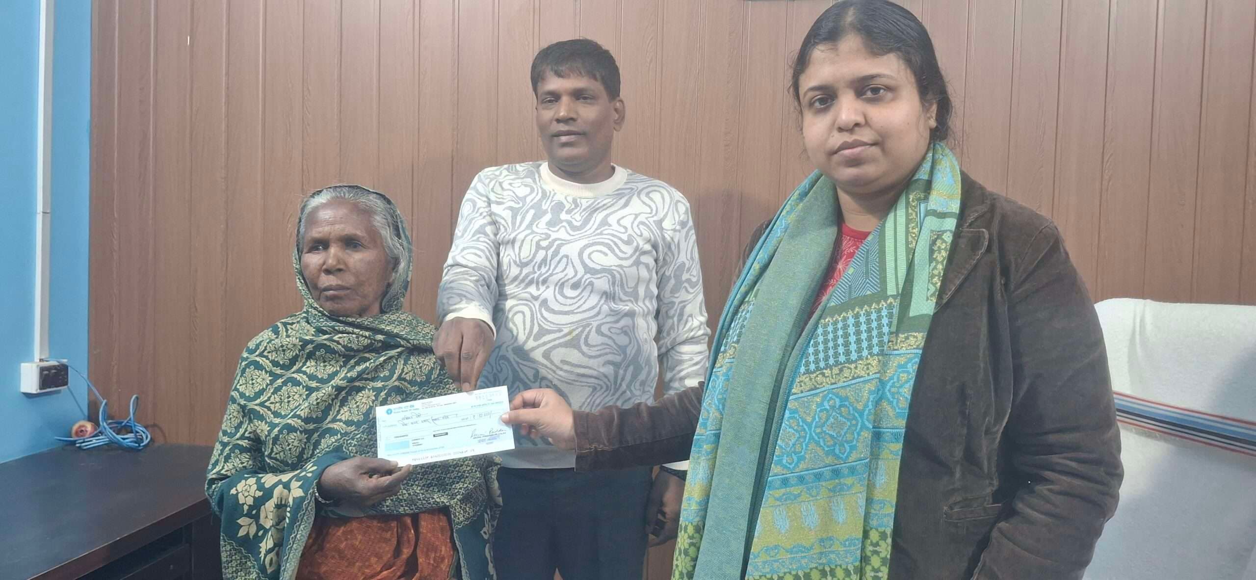 अग्नि पीड़ित परिवार को आपदा के तहत मिला चेक