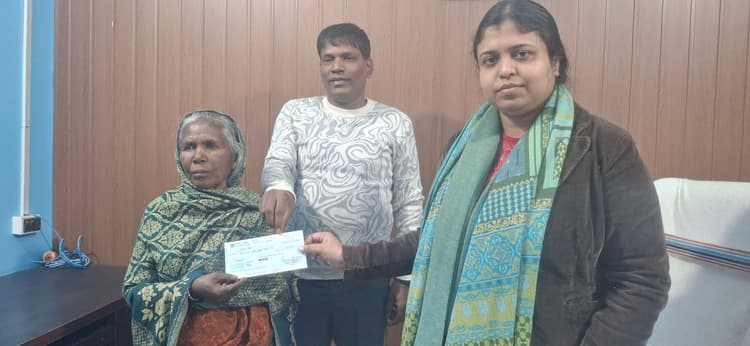 अग्नि पीड़ित परिवार को आपदा के तहत मिला चेक