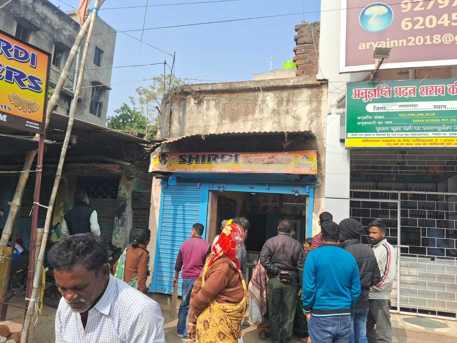 मिहिजाम में शिरडी ज्वेलर्स दुकान में सेंधमारी कर लाखों की चोरी