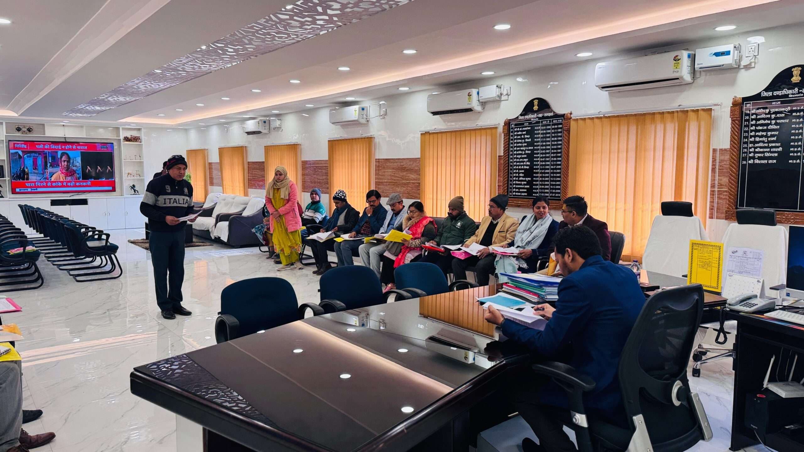 अधिकारी अपने कार्य के प्रति अधिक से अधिक रहे सजग : डीएम