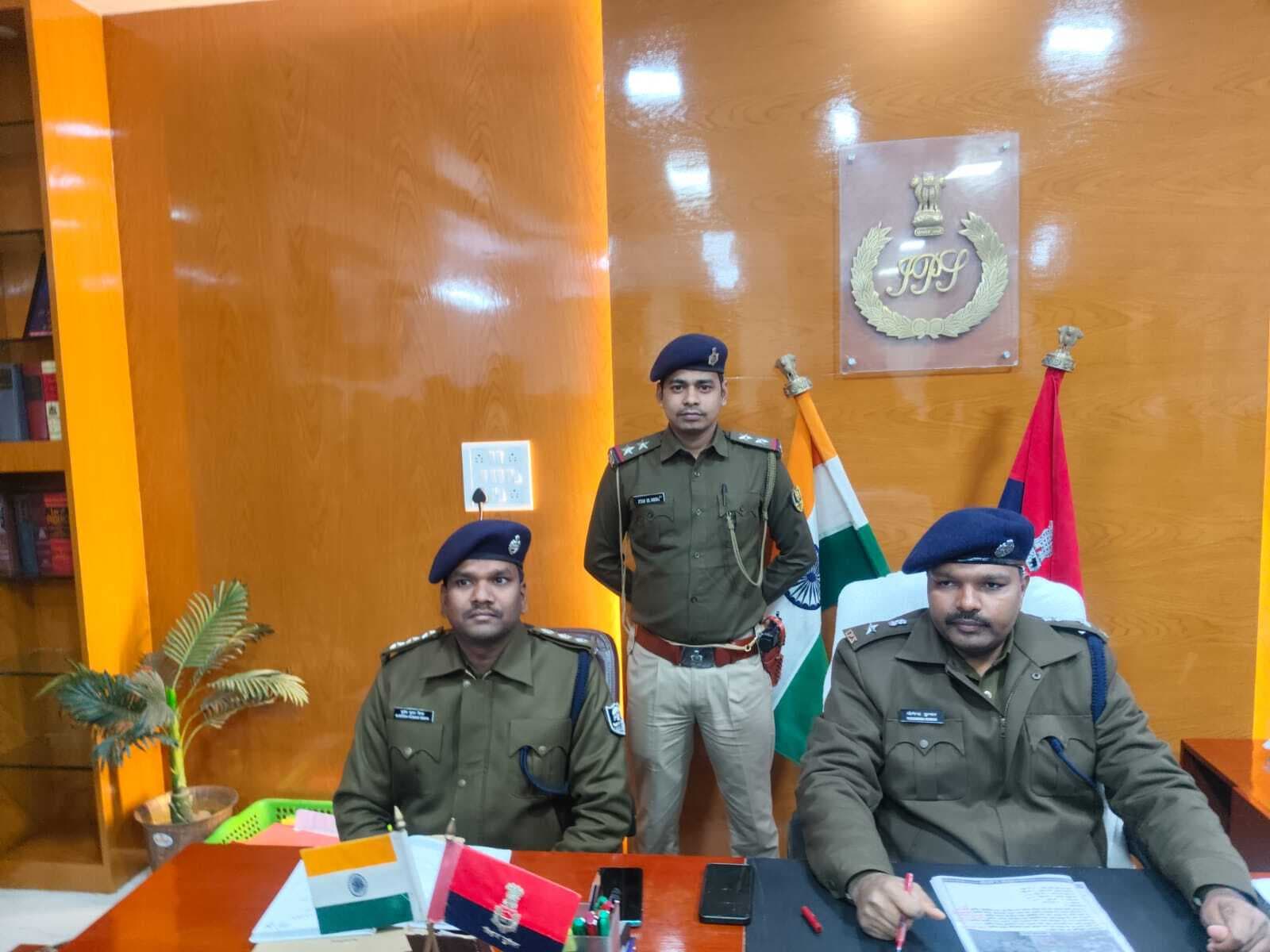 Madhubani News : चोरी के समान के साथ सात अभियुक्त गिरफ्तार