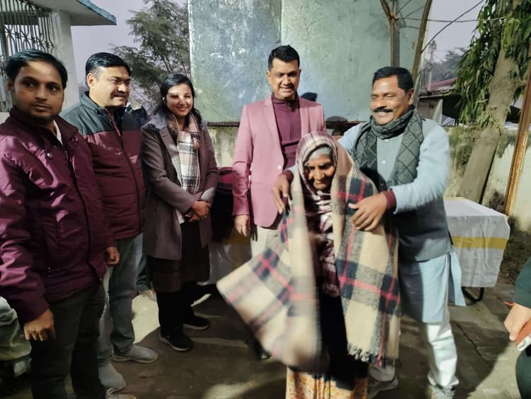 120 लोगों के बीच जिलाधिकारी ने बांटा कंबल