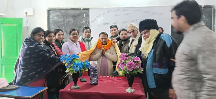 सेवानिवृत्ति के पश्चात वरिष्ठ शिक्षक को दी गई विदाई