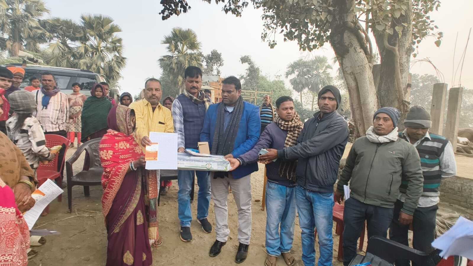 19 लाभुकों के बीच गैस सिलेंडर व चूल्हा वितरित