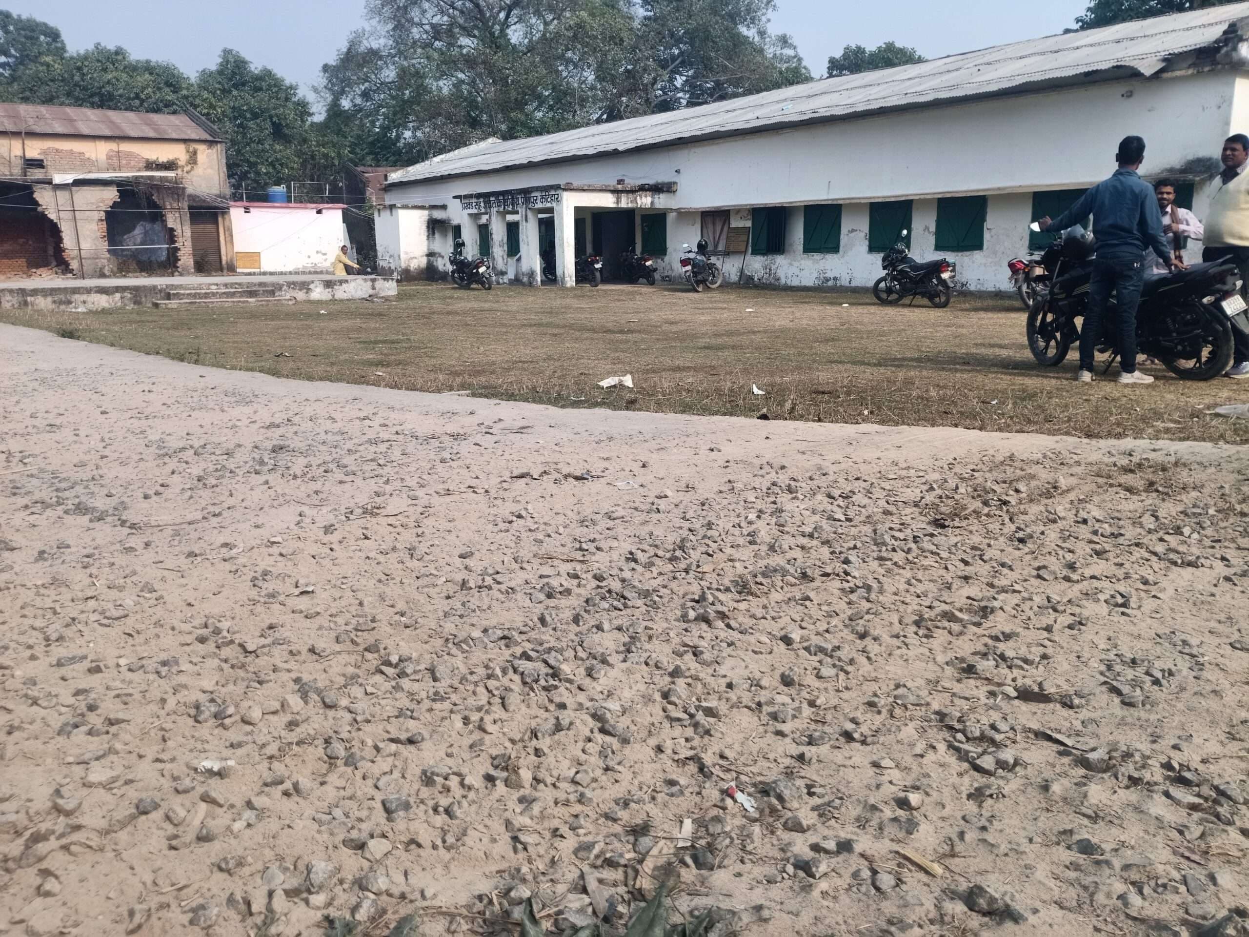 प्रखंड कार्यालय में एक साल पूर्व बनी सड़क हो गयी जर्जर