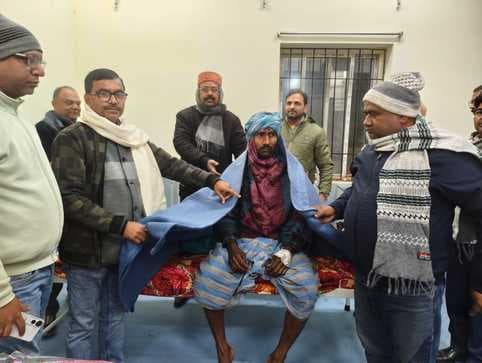 महागामा चेंबर ऑफ कॉमर्स ने रेफरल अस्पताल में मरीजों को बांटे कंबल