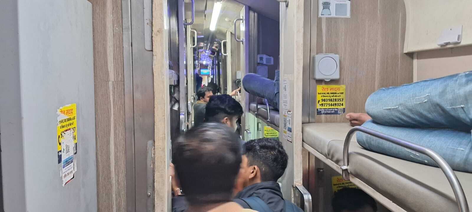 मालदा आनंद-विहार वीकली के स्लीपर कोच के यात्रियों को मिली एसी की सुविधा