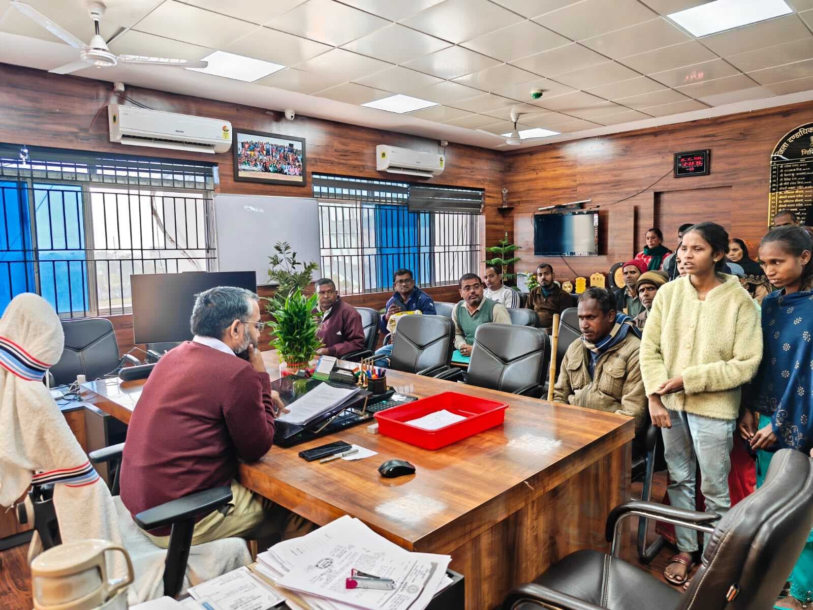 Giridih News :डीसी ने जनता दरबार में सुनीं लोगों की समस्याएं