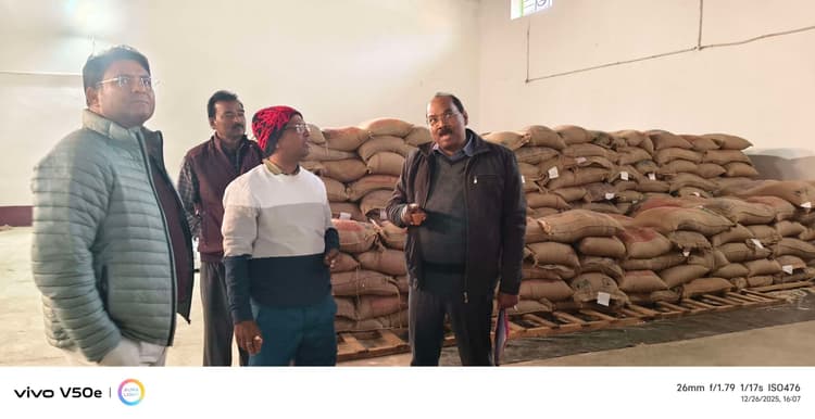 Giridih News :अधिकारियों ने किया अनाज के गोदाम का निरीक्षण