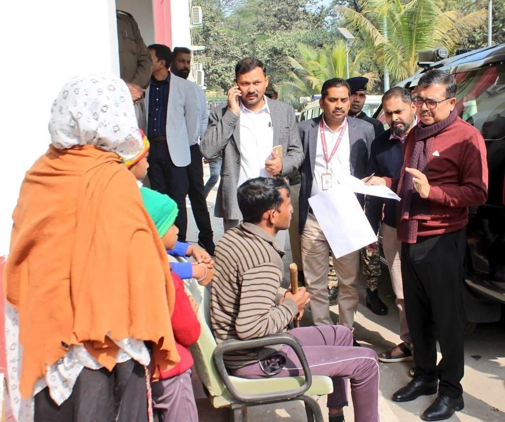 Bokaro News : भिक्षाटन कर गुजर-बसर कर रहे दिव्यांग को मिला प्रशासन का संबल