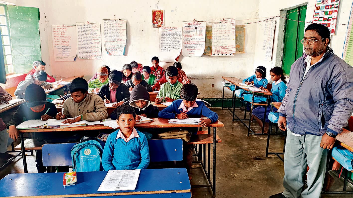 Seraikela Kharsawan News : दो कमरों में आठवीं तक की पढ़ाई, एक शिक्षक के भरोसे 70 बच्चों का भविष्य