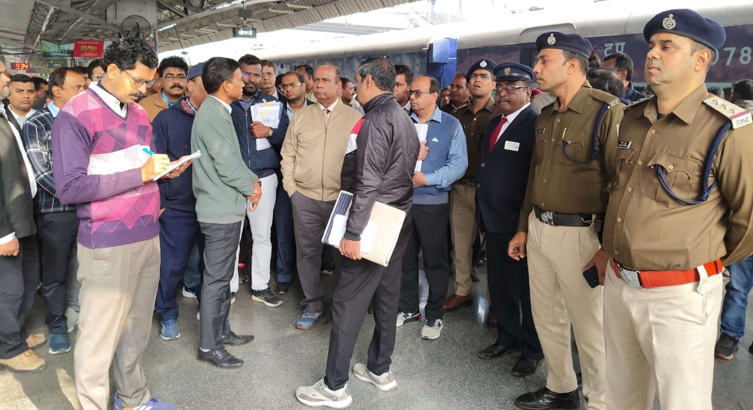 Bokaro News : बोकारो स्टेशन पर यात्री सुविधाओं को बनायें बेहतर : जीएम