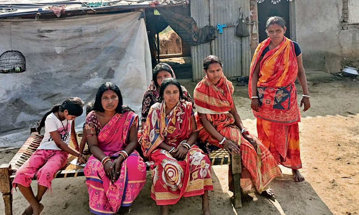 East Singhbhum News : पीएचसी में शाम 4 बजे बाद नहीं रहते डॉक्टर एंबुलेंस सुविधा भी नहीं, भगवान भरोसे मरीज