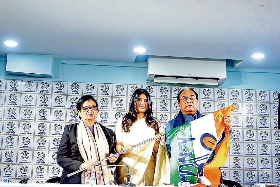 टाॅलीवुड अभिनेत्री पर्णो मित्रा भाजपा छोड़कर तृणमूल कांग्रेस में हुईं शामिल