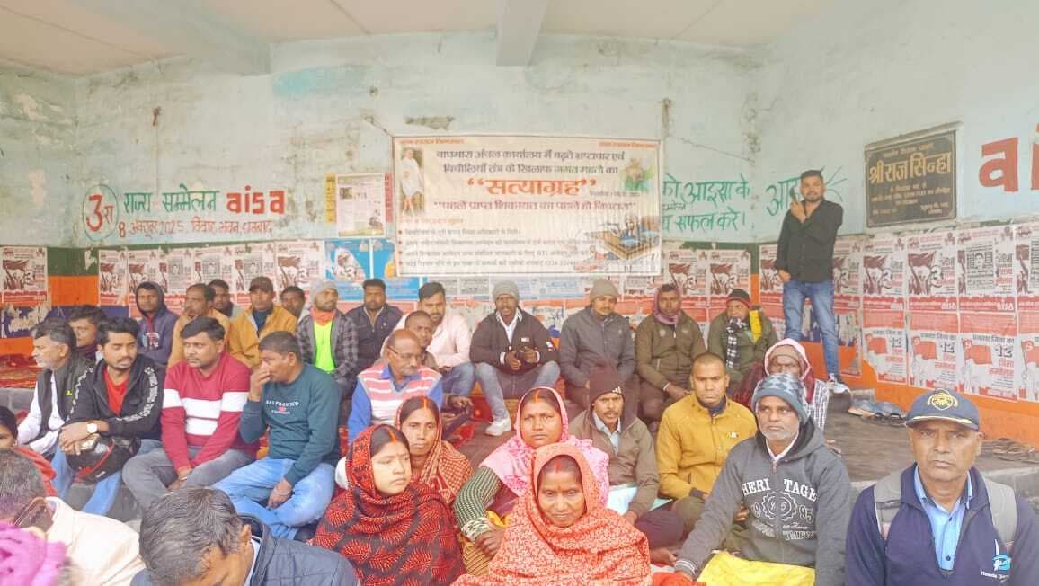 Dhanbad News: जमीन संबंधी समस्याओं को लेकर बाघमारा अंचल के रैयतों ने शुरू किया सत्याग्रह