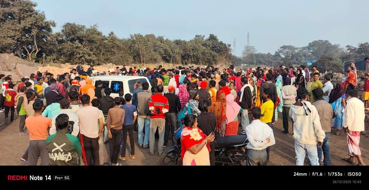 Dhanbad News: पेलोडर की चपेट में आकर घायल रिटायर्ड कर्मी की मौत, परिजनों ने शव रख ट्रांसपोर्टिंग मार्ग किया किया जाम