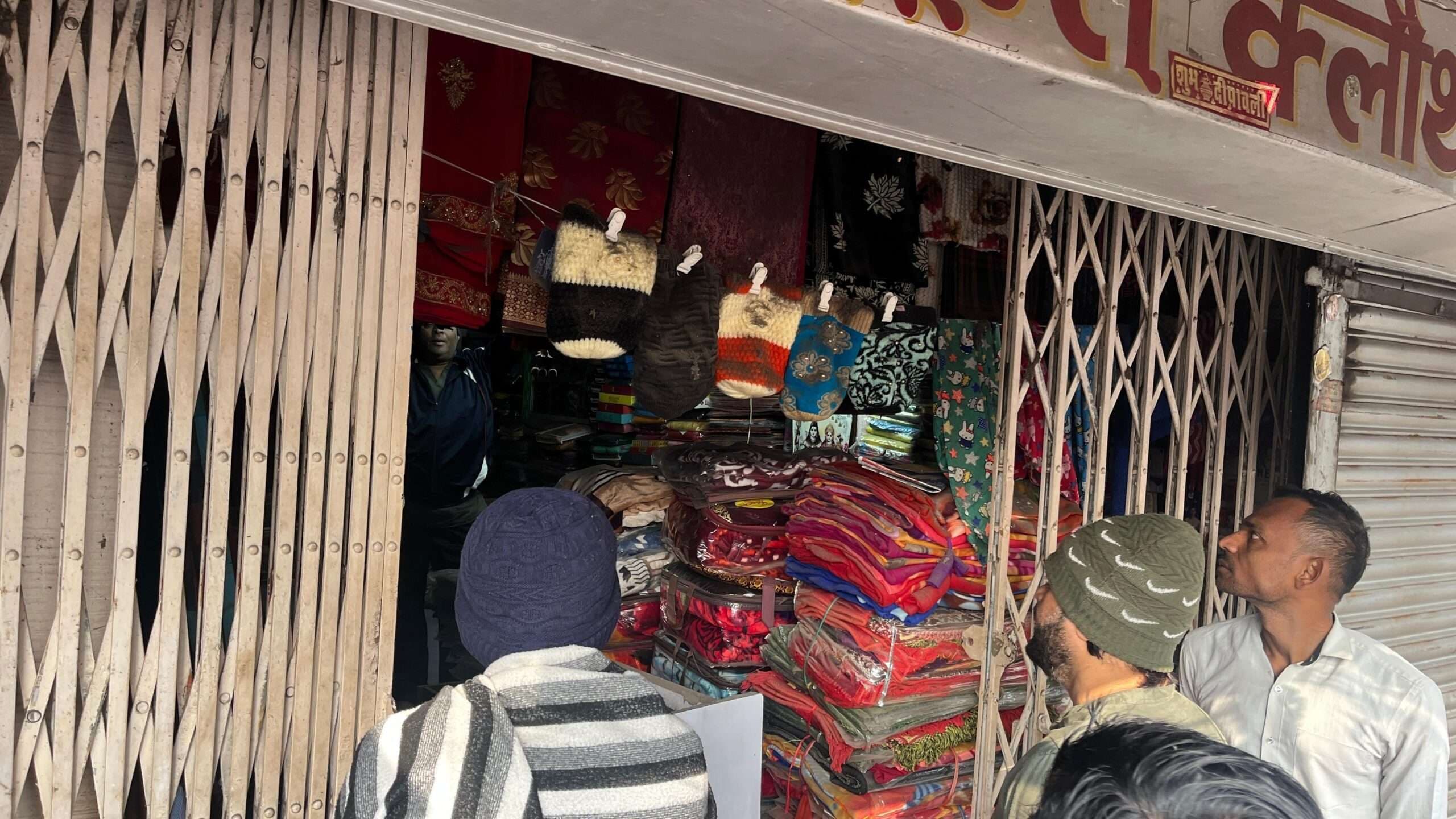 Dhanbad News: एक ही रात सिंदरी की 12 दुकानों से लाखों की चोरी