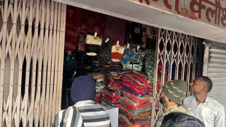 Dhanbad News: एक ही रात सिंदरी की 12 दुकानों से लाखों की चोरी