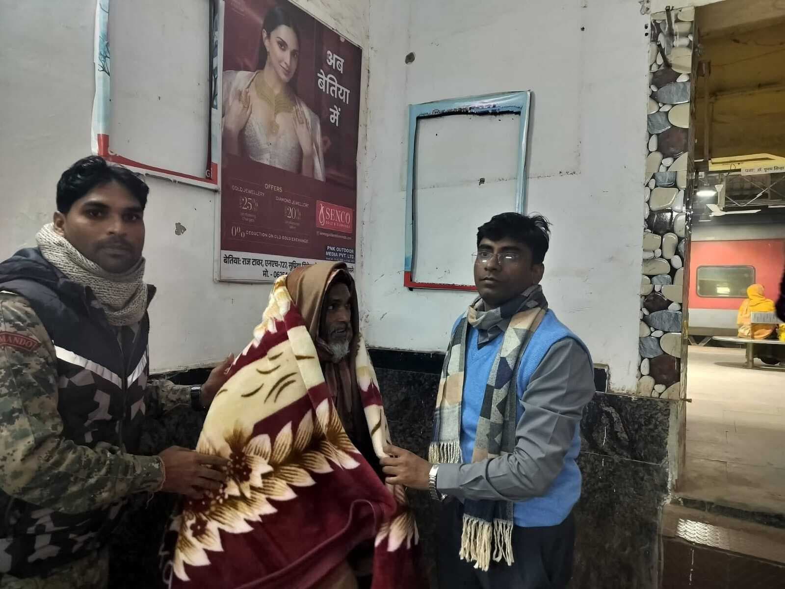 Motihari: एसडीओ ने जरूरतमंदों के बीच बांटे कंबल