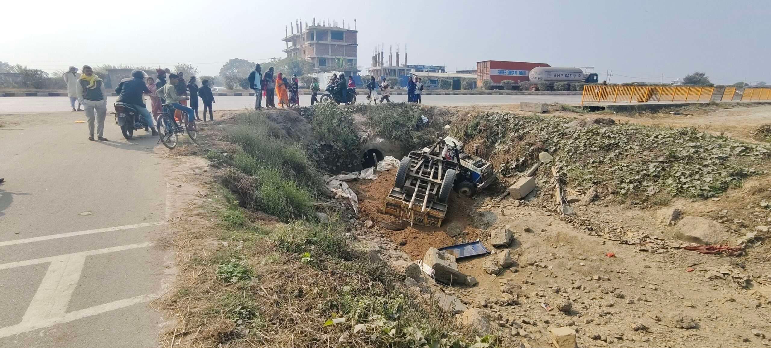 ट्रैक्टर अनियंत्रित होकर नहर में गिरा, चालक सहित दो घायल