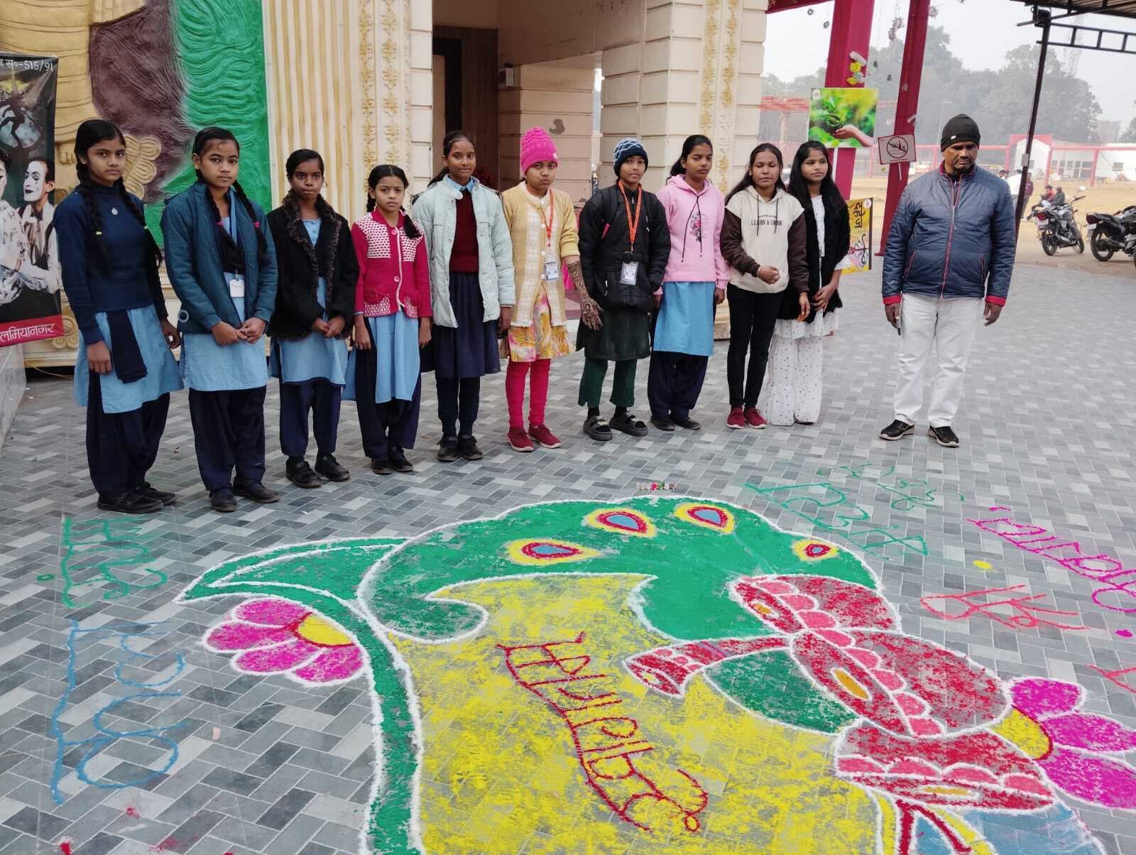 रंगोली, मेहंदी व पेंटिंग प्रतियोगिता में प्रतिभागियों ने दिखायी प्रतिभा