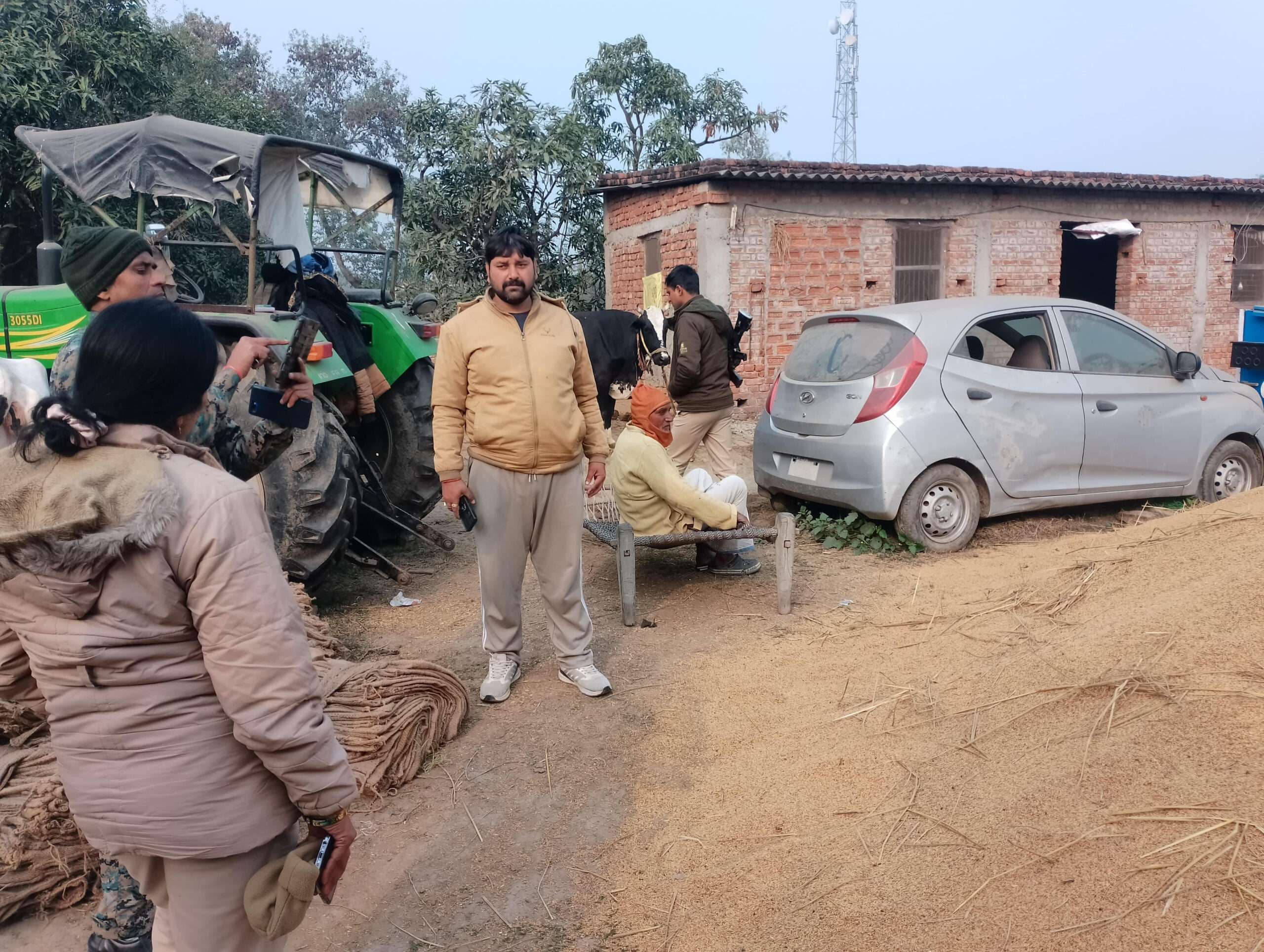 कटराकलां पैक्स अध्यक्ष के अहाते से पांच क्विंटल धान ले भागे चोर