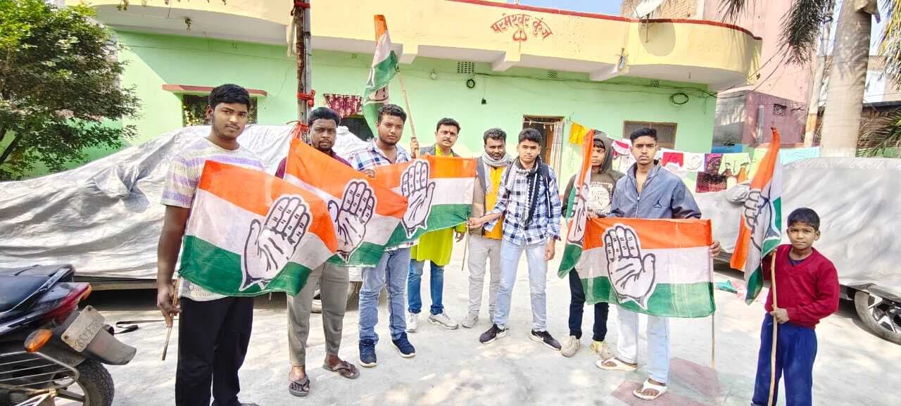 हर घर झंडा अभियान के तहत लगाया गया पार्टी का झंडा