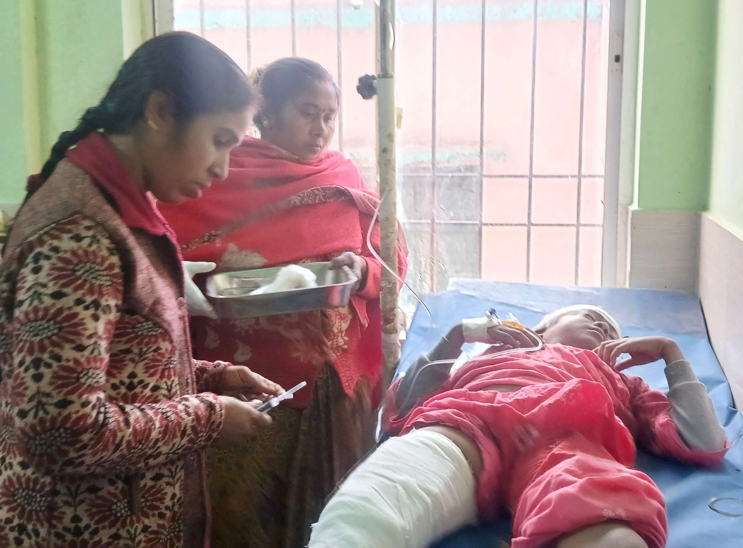 धान काटने वाला थ्रेसर पलटा, छह बच्चे जख्मी, तीन की हालत गंभीर