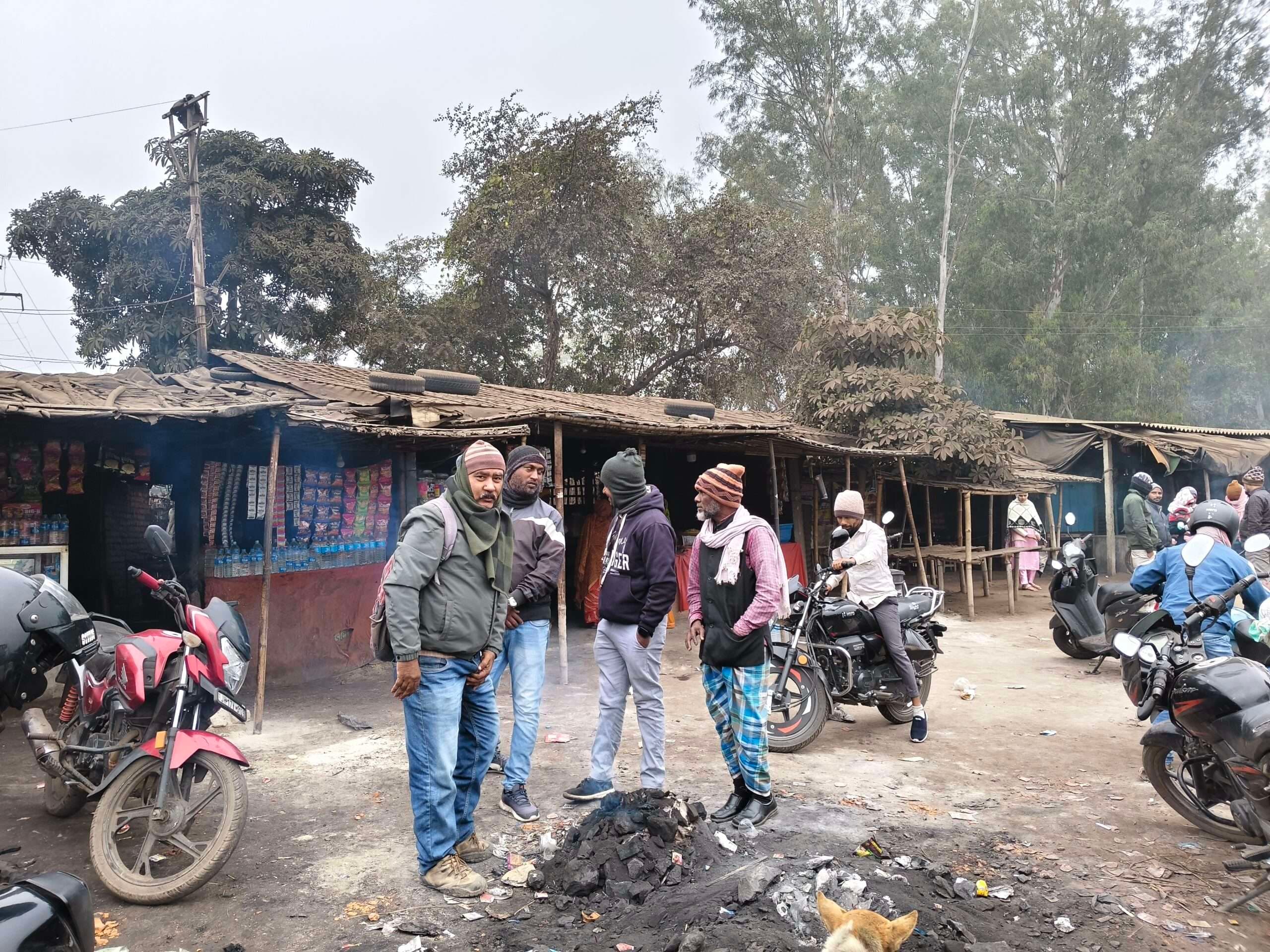 थाना प्रभारी ने चौक-चौराहों पर जलवाया अलाव