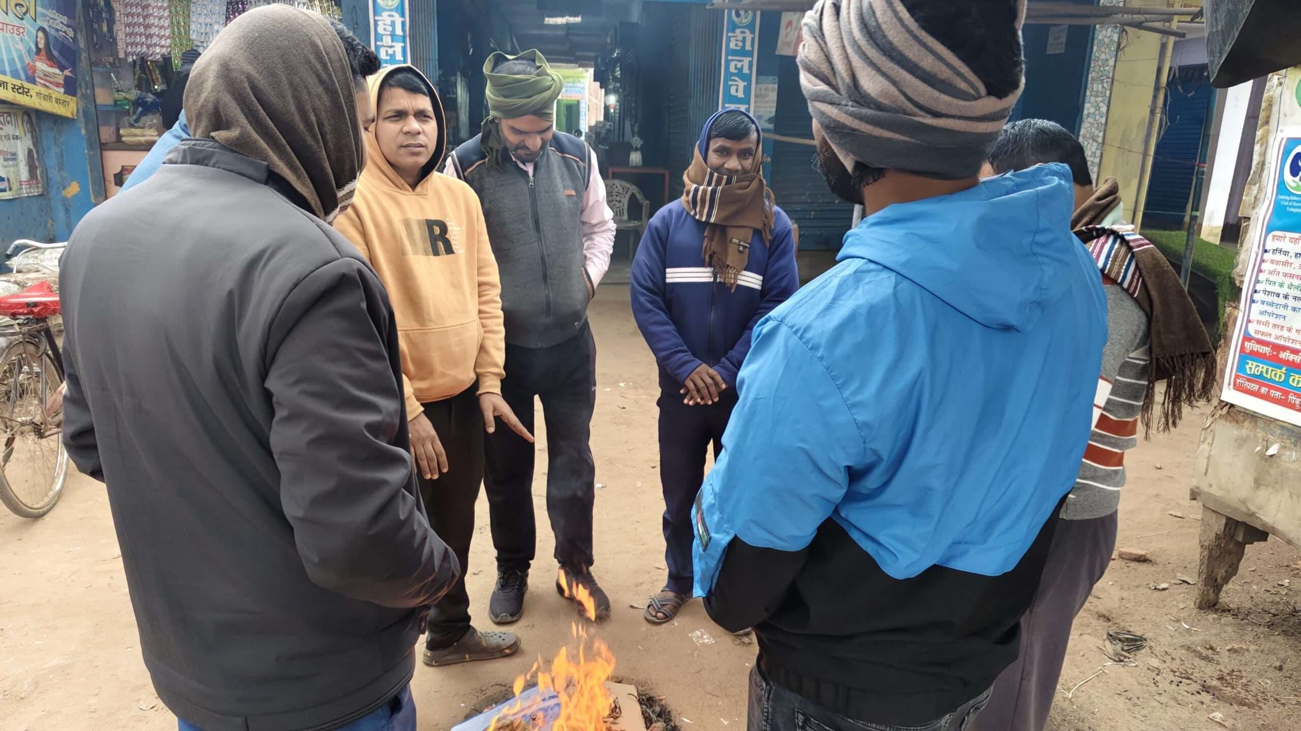 कोहरे के कारण सड़कों पर रेंगते रहे वाहन