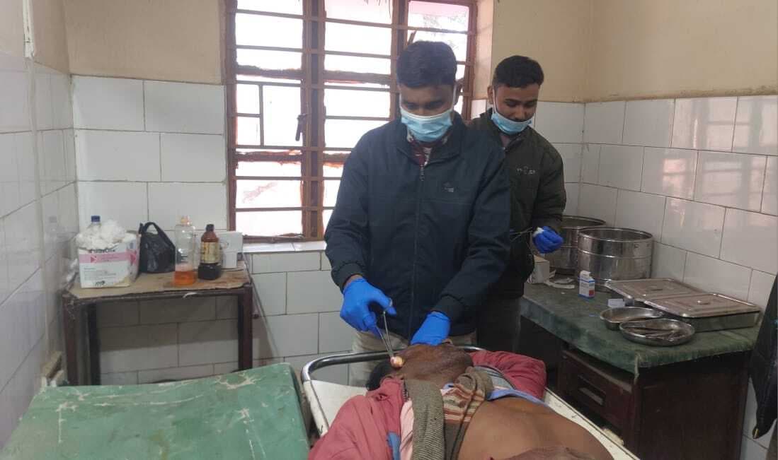 अनियंत्रित बाइक से गिरकर दो युवक घायल