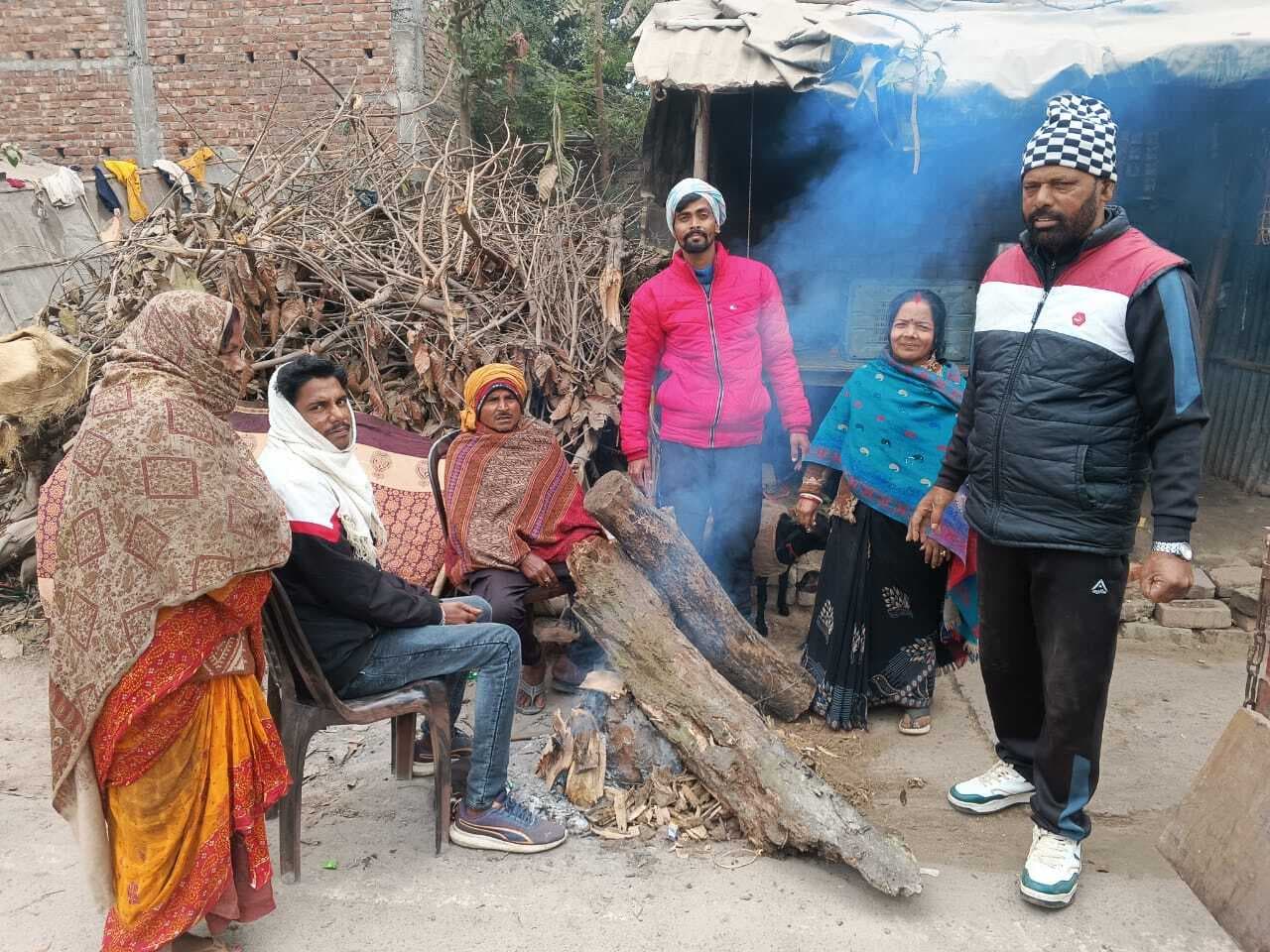 विभिन्न जगहों पर अलाव की गयी व्यवस्था