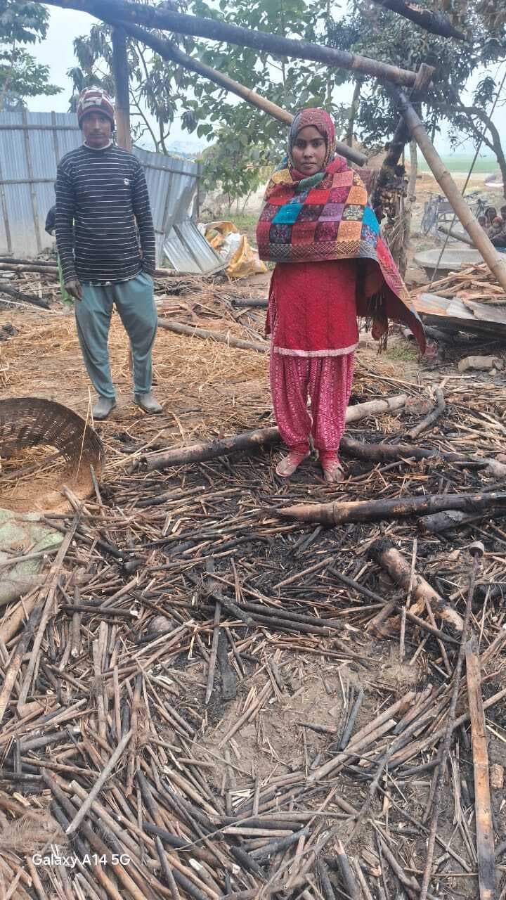 आग लगने से दो घर जले, नकदी समेत सामान नष्ट