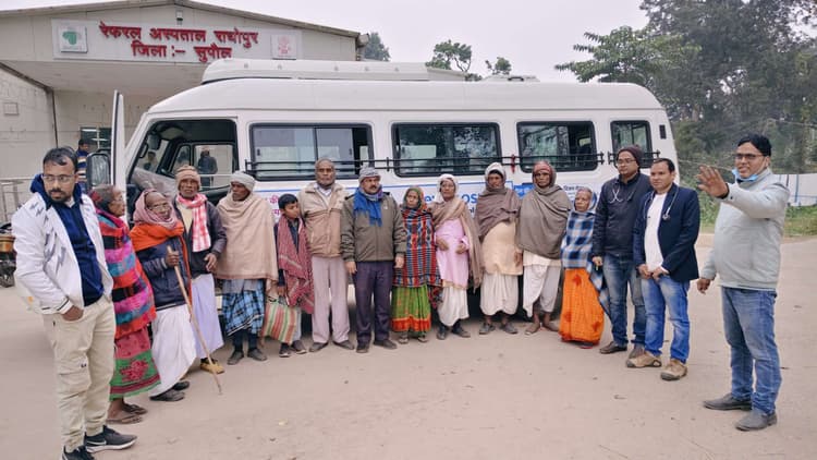 अस्पताल प्रबंधन की मदद से 13 बुजुर्गों को मोतियाबिंद ऑपरेशन के लिए पटना किया गया रवाना