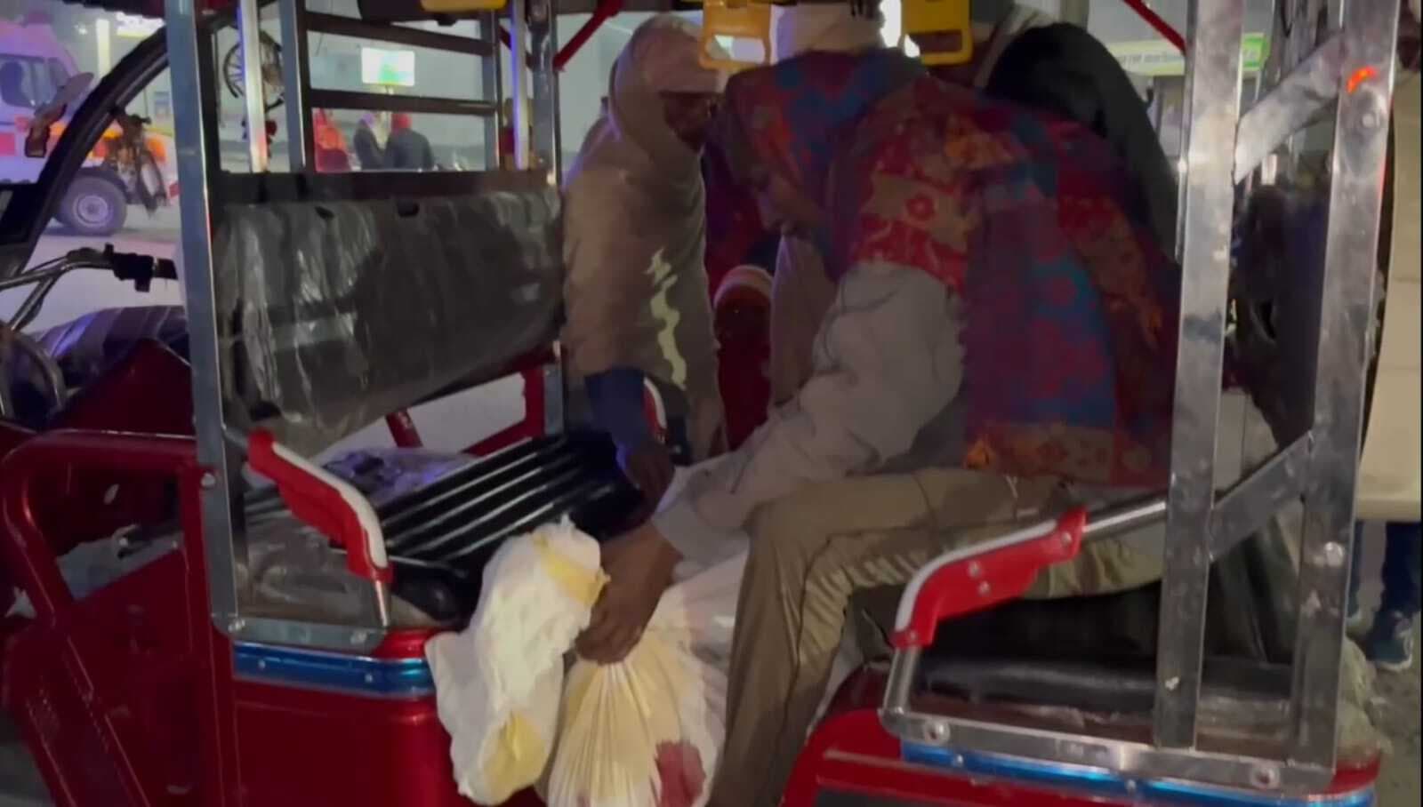 नहीं मिला एंबुलेंस, ई-रिक्शा से ले गये मरीज