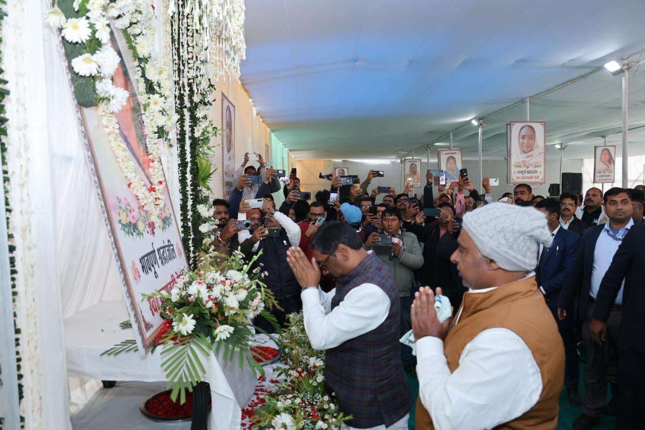 मुख्यमंत्री पहुंचे बड़ी ढाका गांव,  मंत्री की मां की तस्वीर पर  श्रद्धासुूमन किया अर्पित