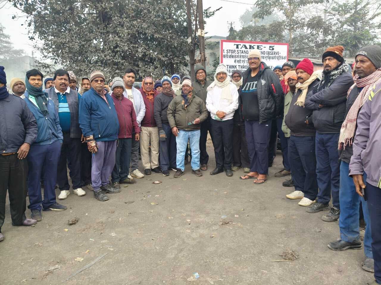 संडे ड्यूटी व ओटी की मांग को लेकर कोयला कर्मियों ने की गेट मीटिंग, जताया विरोध