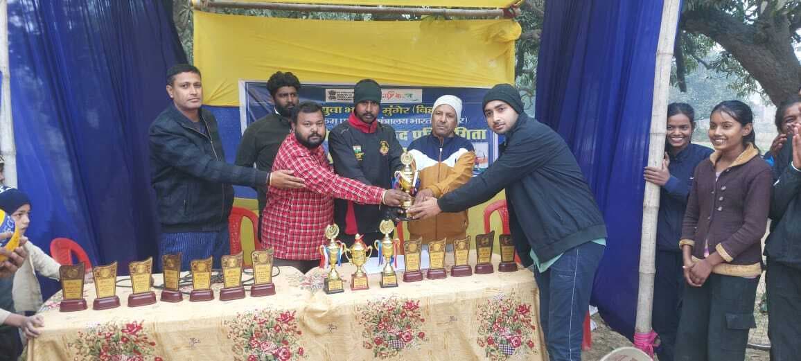 प्रखंड स्तरीय खेल प्रतियोगिता में दिखायी प्रतिभा, मिला पुरस्कार