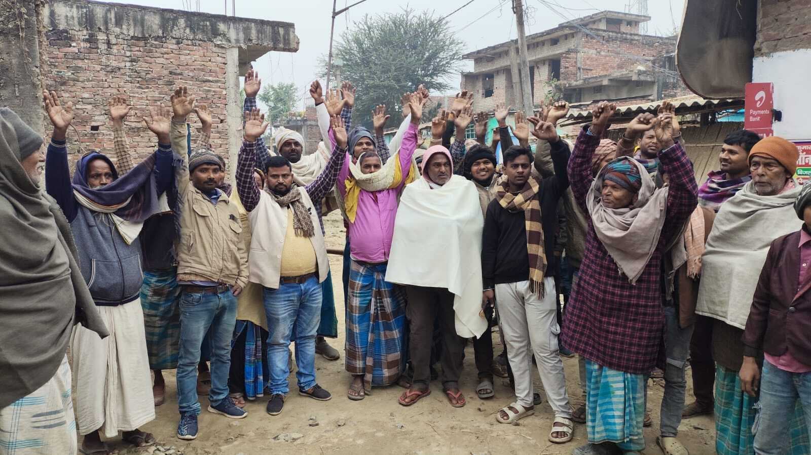 ग्रामीणों ने सड़क पर खड़े होकर संवेदक के खिलाफ किया प्रदर्शन