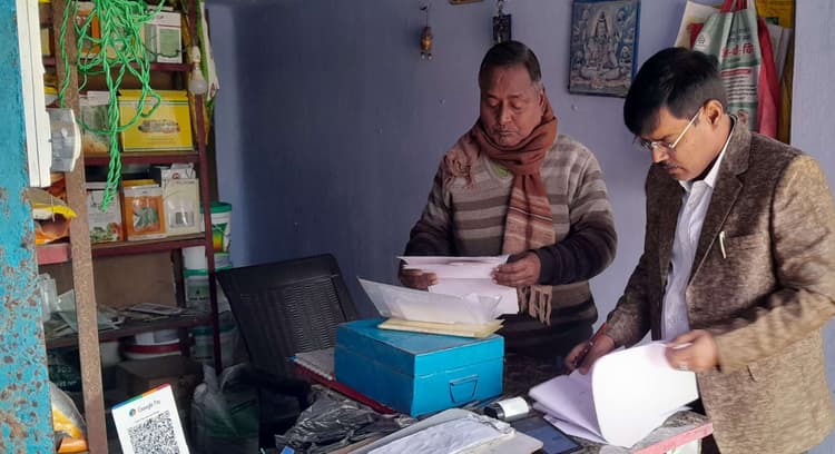सहायक निदेशक ने की उर्वरक दुकानों की जांच, शटर बंद कर भागे कई विक्रेता