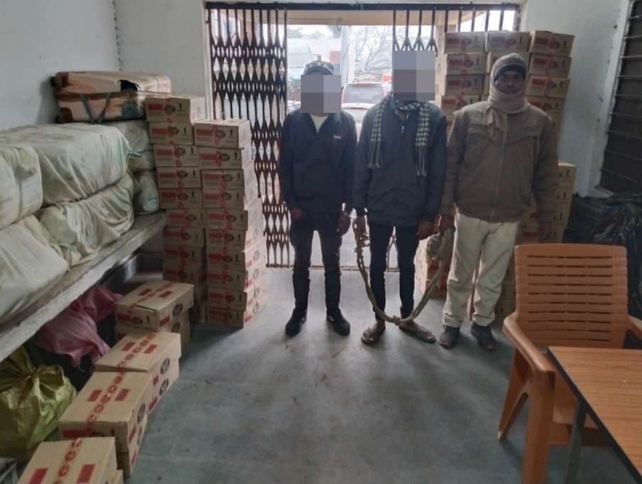 कुचायकोट में देसी शराब के साथ दो तस्कर हुए गिरफ्तार, पिकअप जब्त